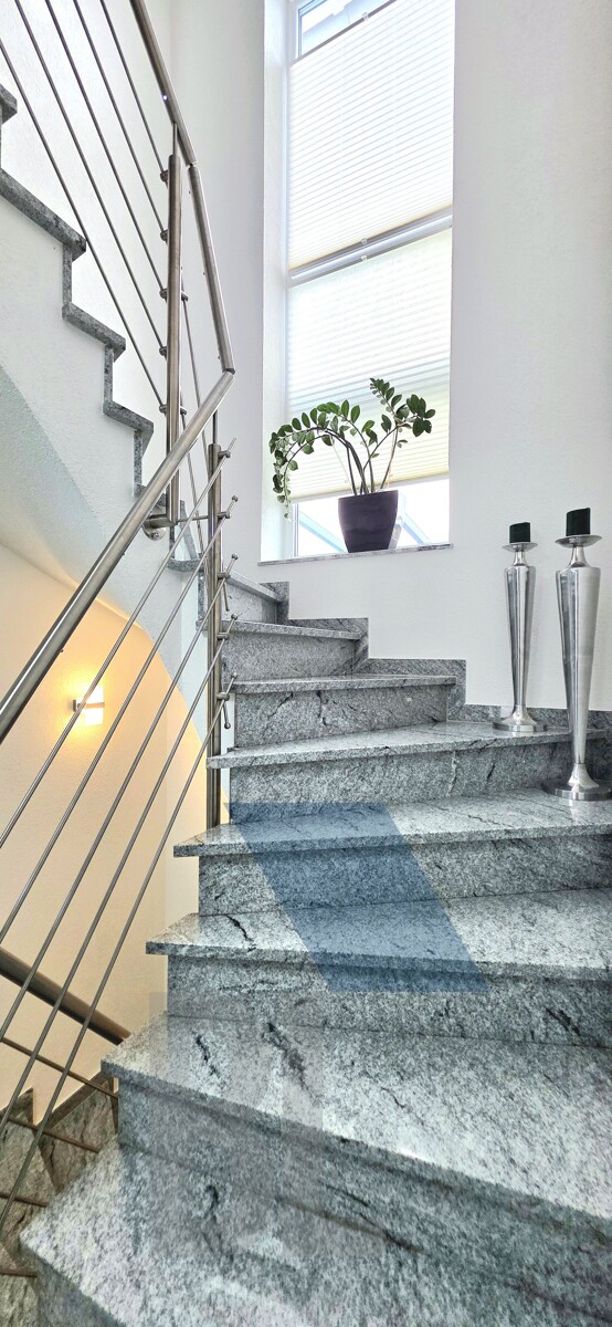 Granittreppe zur OG