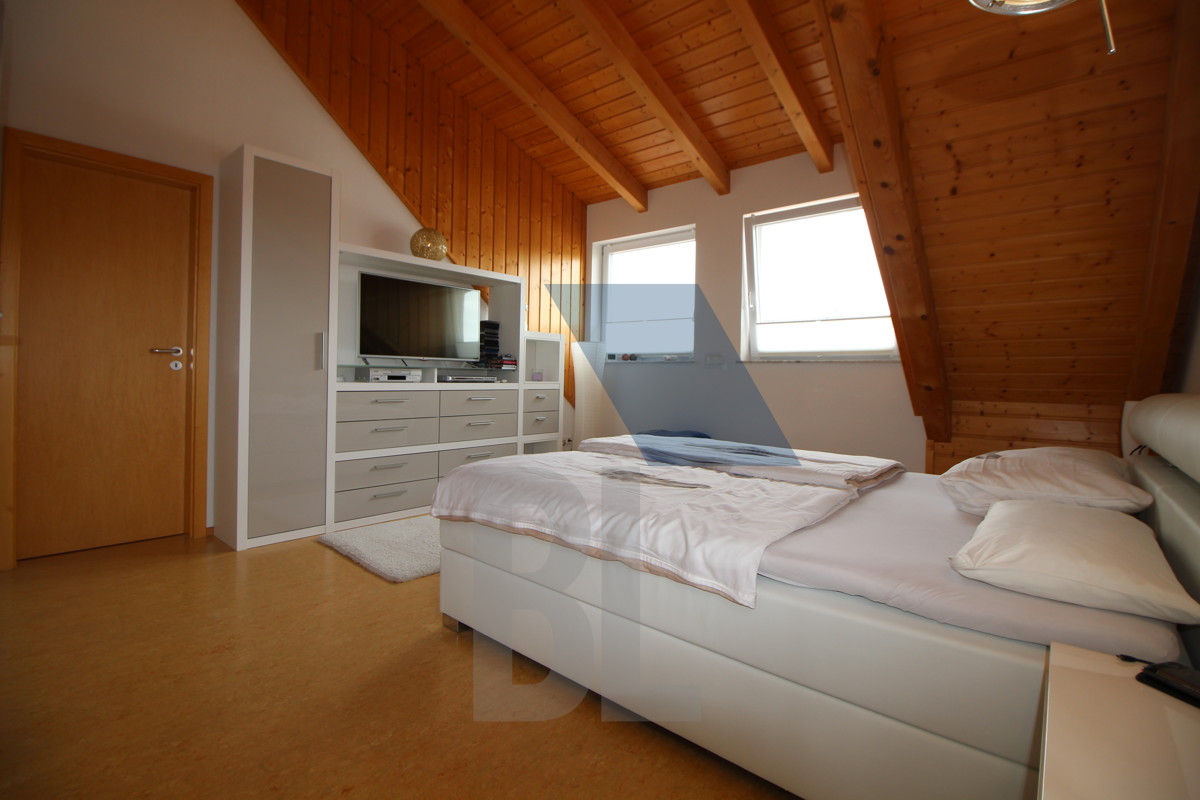 Schlafzimmer mit begehbarem Schrank DG