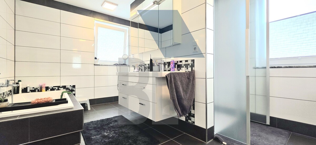 Bad mit Badewanne, Dusche und WC OG