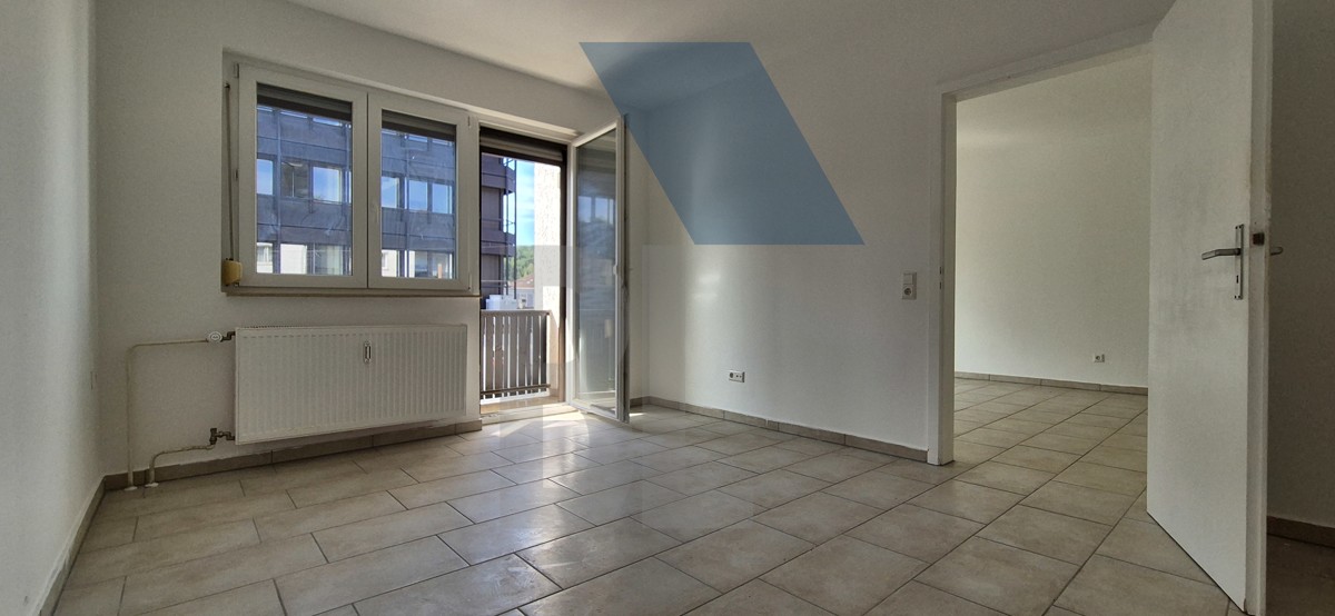Wohnzimmer mit Ausgang zum Balkon