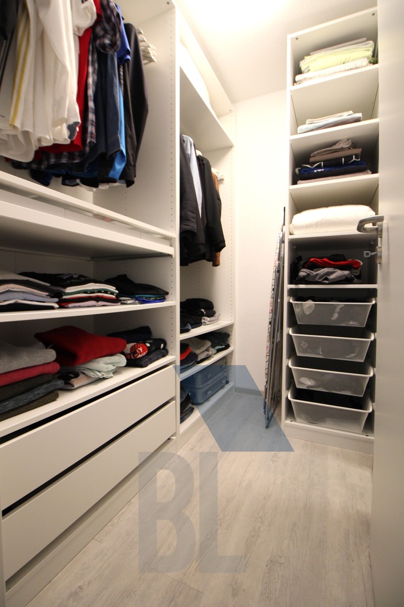 Abstellkammer wird zurzeit als begehbare Schrank genutzt