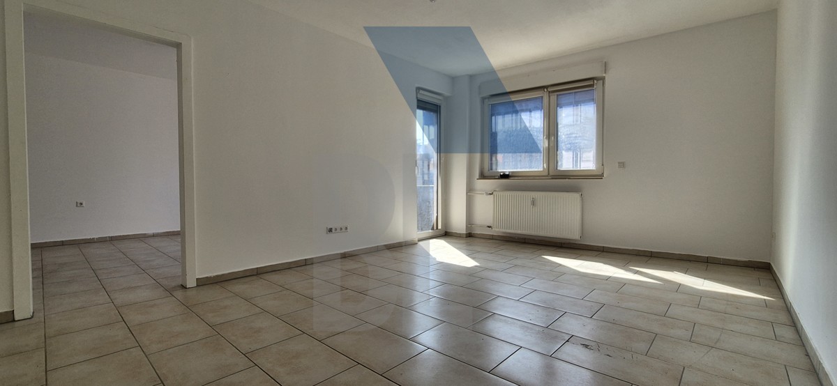 Zimmer mit Ausgang zur Balkon